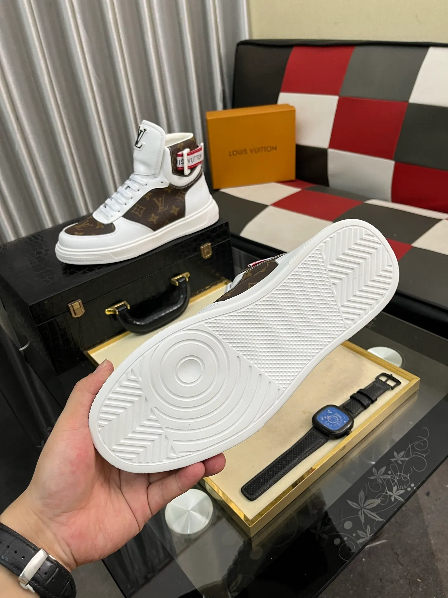Men's shoes💰440⌚️⌚️"LOUI* VUITTO*" popular men's casual shoes, genuine Italian development💯purchasing level quality✔️The upper is made of first-layer cowhide, comfortable and soft sheepskin feet⚡️Fashionable and versatile. The toe last shape is firm and full, and the soles are made from LV original molds and can be moved in and out of the counter at will. Light and comfortable on the foot~purely handmade, details determine quality! Size:38-442️⃣Colors available
